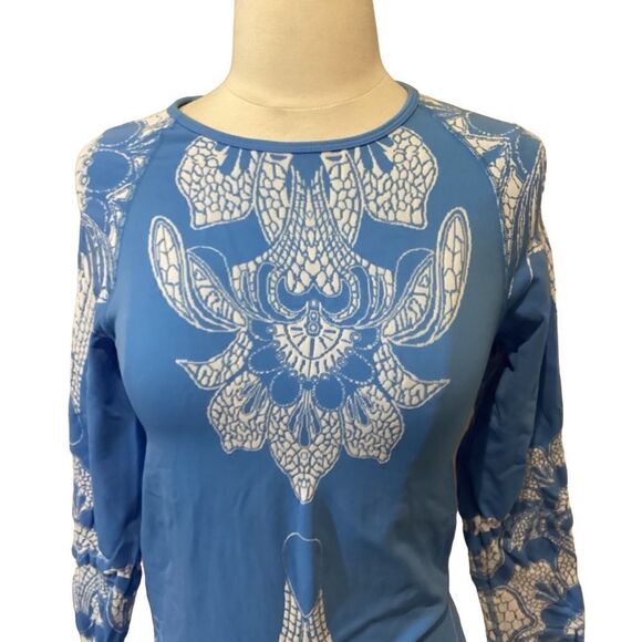 Athleta Blue White Tattoo Twist Seamless Top Medium M - Picture 3 of 10